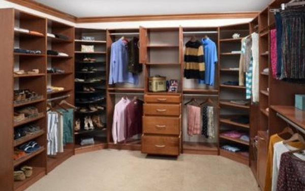 Lemari dengan panel panel kayu yang memberikan kesan tradisional namun elegan